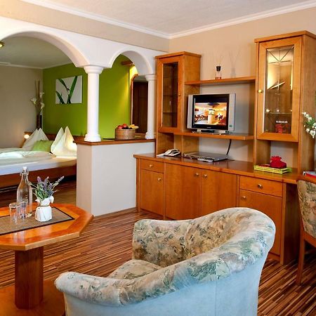Hotel Winzer Wellness & Kuscheln St Georgen im Attergau Bagian luar foto