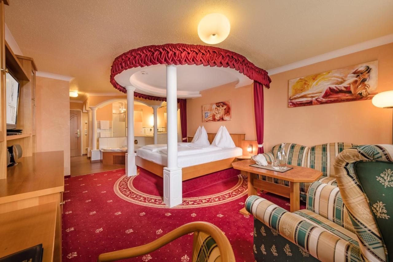 Hotel Winzer Wellness & Kuscheln St Georgen im Attergau Bagian luar foto