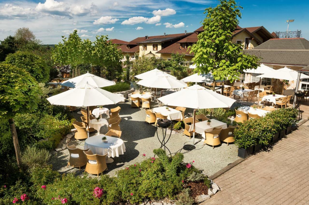 Hotel Winzer Wellness & Kuscheln St Georgen im Attergau Bagian luar foto