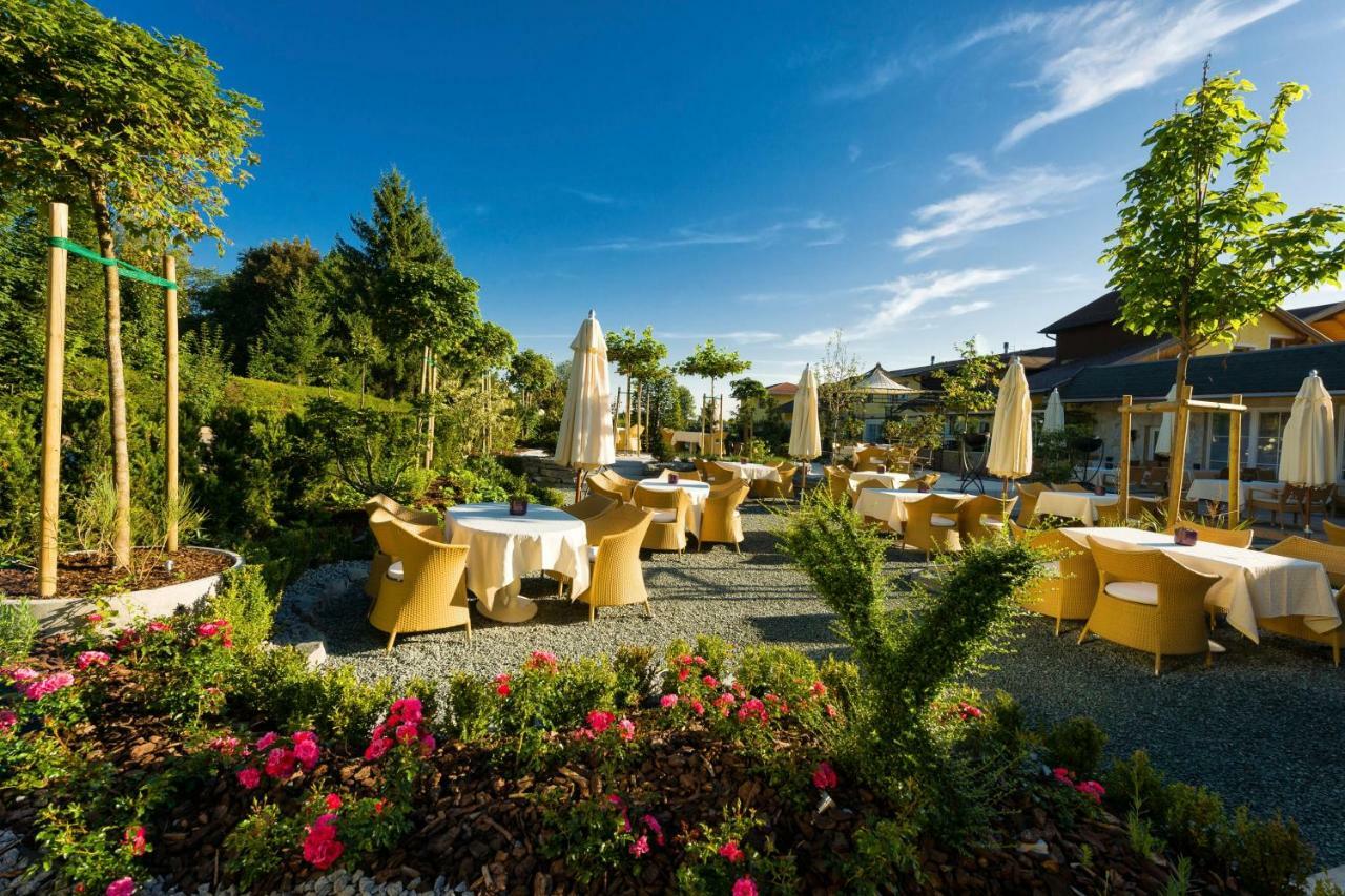 Hotel Winzer Wellness & Kuscheln St Georgen im Attergau Bagian luar foto