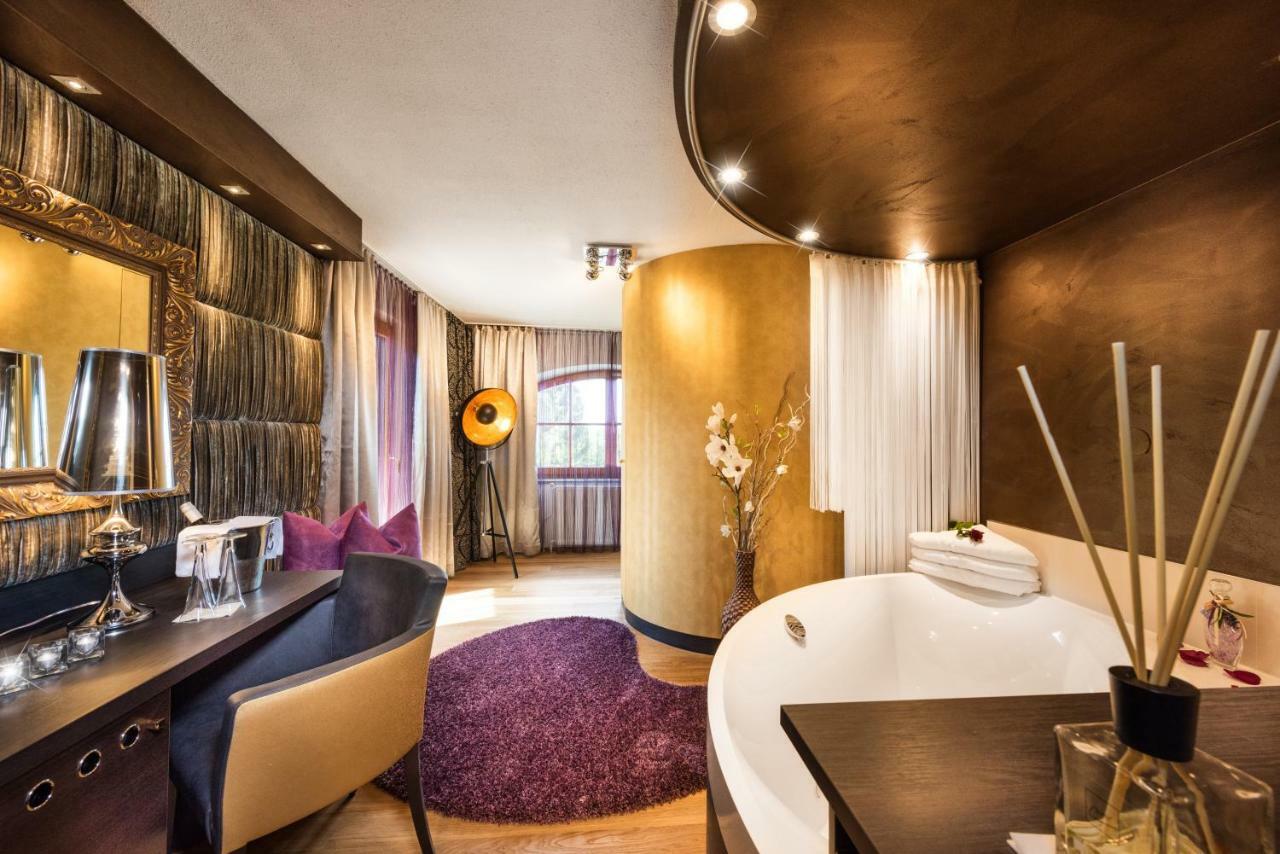 Hotel Winzer Wellness & Kuscheln St Georgen im Attergau Bagian luar foto