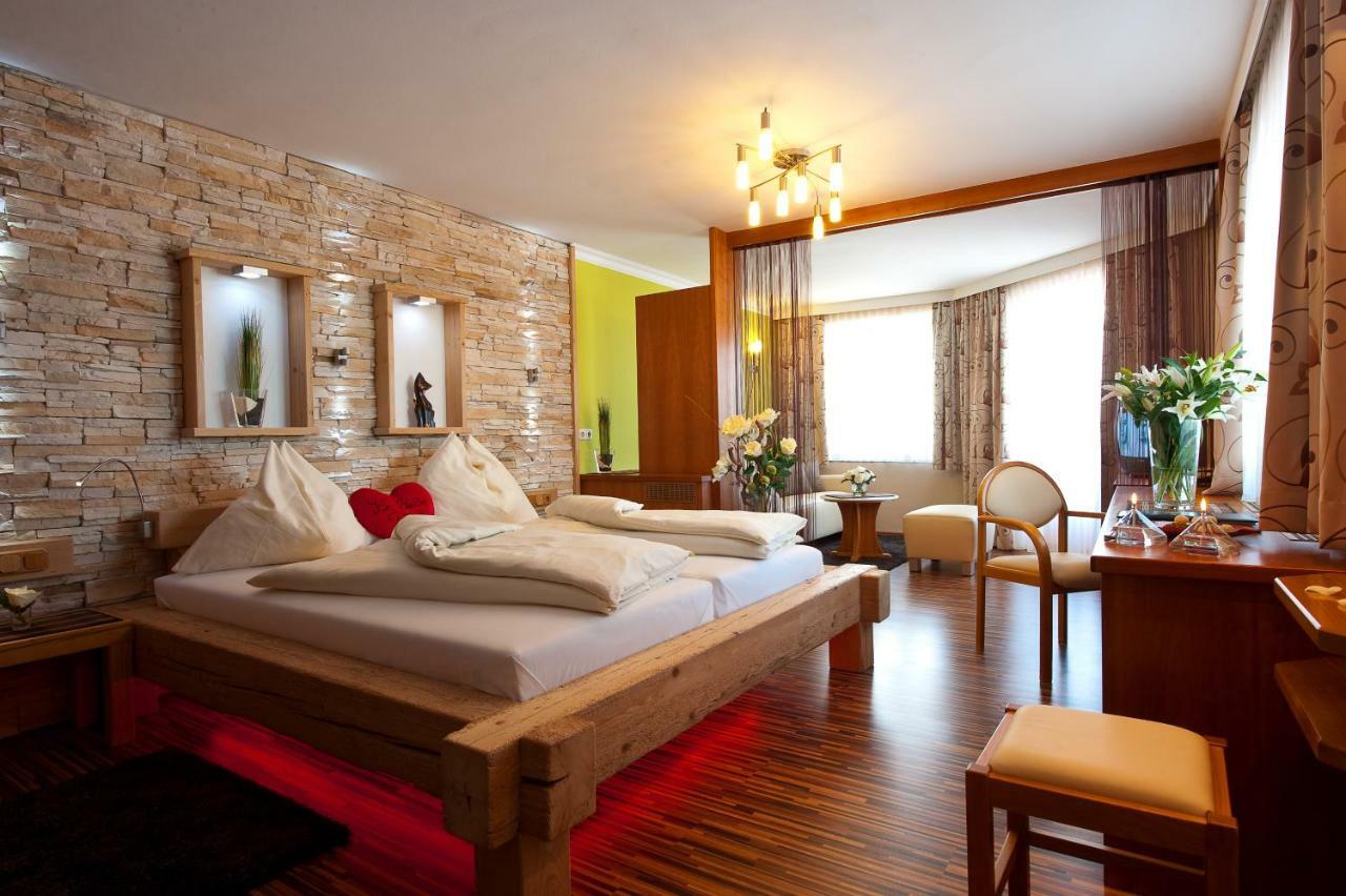 Hotel Winzer Wellness & Kuscheln St Georgen im Attergau Bagian luar foto